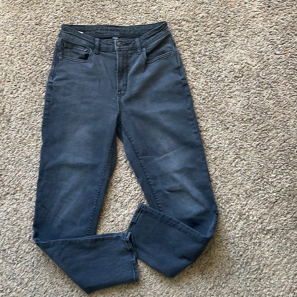 AMERICAN EAGLE MOM JEANS